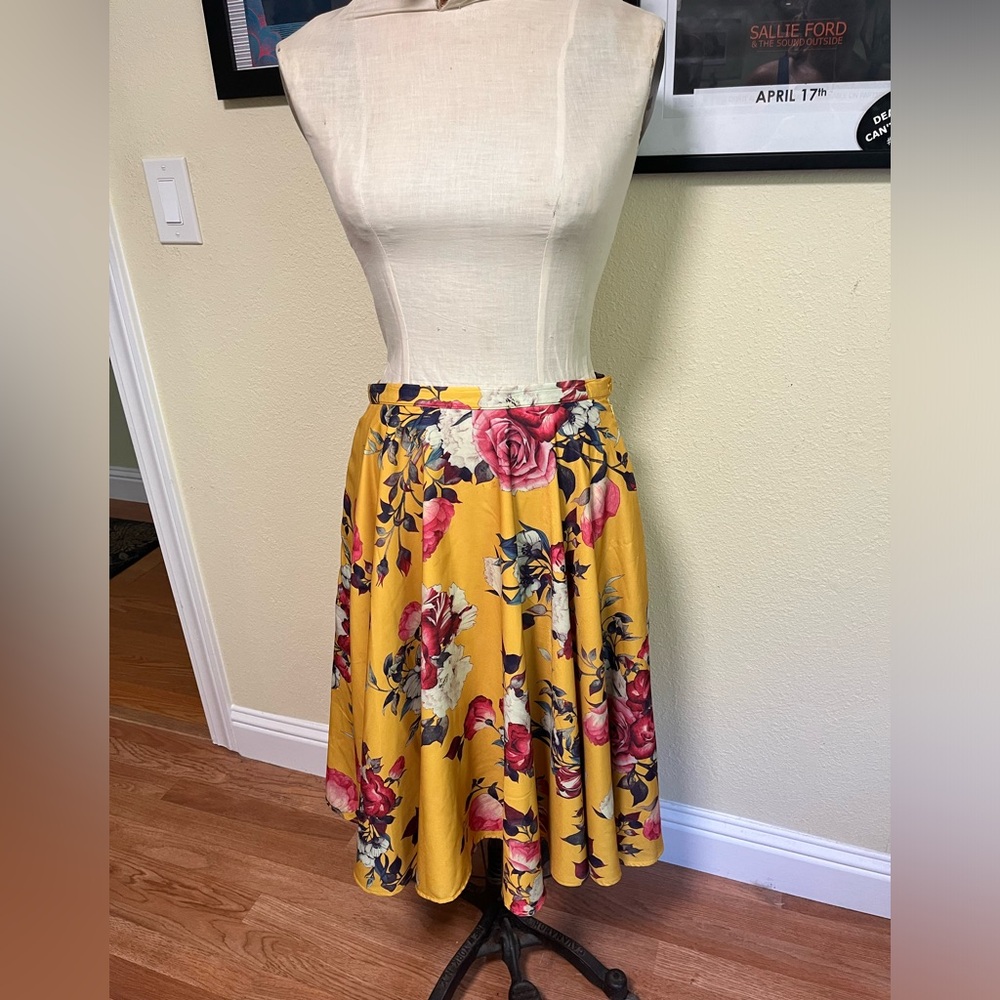 Yellow circle skirt with rose print - M